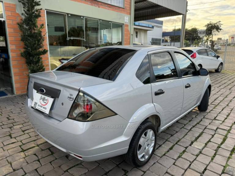 FORD - FIESTA - 2011/2012 - Prata - R$ 33.500,00