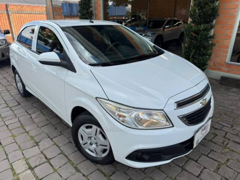 CHEVROLET - ONIX - 2013/2013 - Branca - R$ 40.000,00