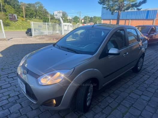 FORD - FIESTA - 2013/2014 - Prata - R$ 38.000,00