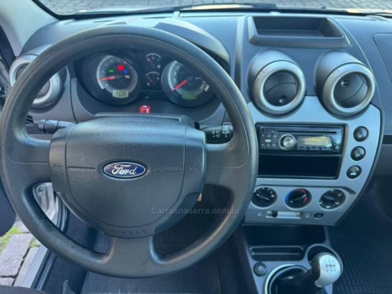 FORD - FIESTA - 2013/2014 - Prata - R$ 38.000,00