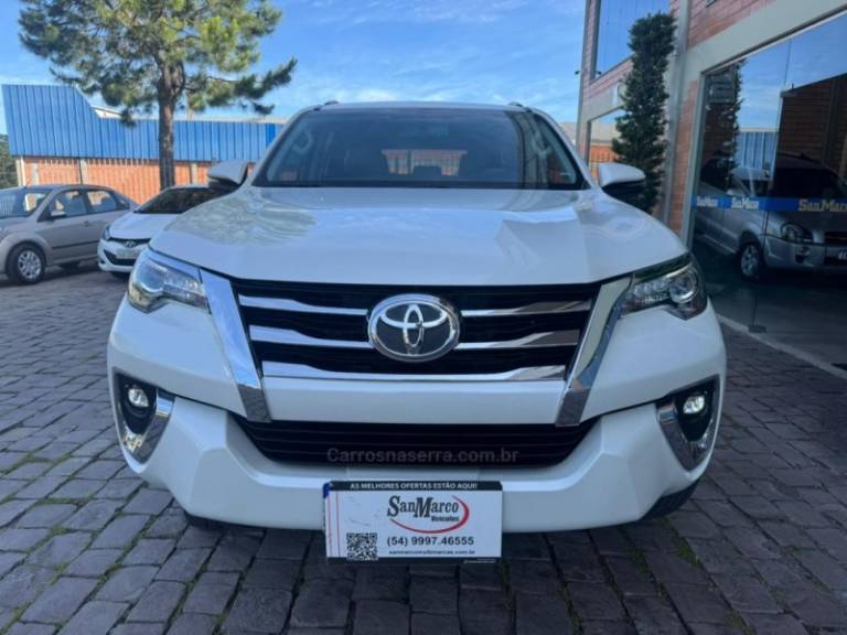 TOYOTA - HILUX SW4 - 2018/2019 - Branca - R$ 247.000,00