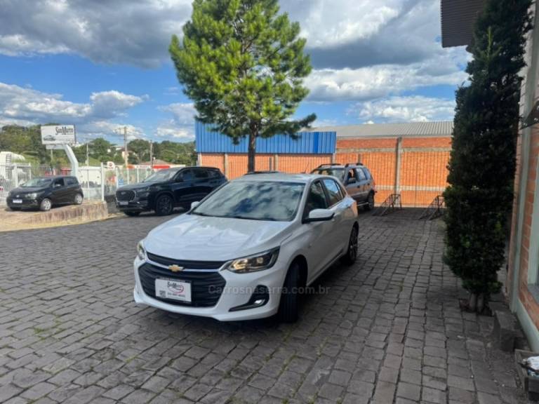 CHEVROLET - ONIX - 2024/2025 - Branca - R$ 103.000,00