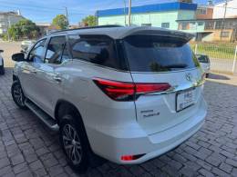 TOYOTA - HILUX SW4 - 2018/2019 - Branca - R$ 247.000,00