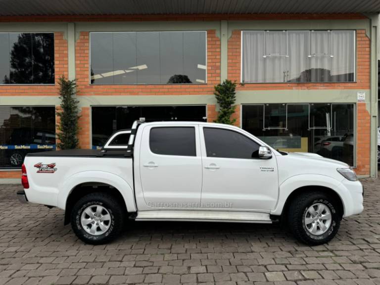 TOYOTA - HILUX - 2013/2013 - Branca - R$ 132.000,00