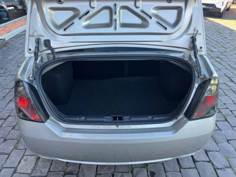 FORD - FIESTA - 2013/2014 - Prata - R$ 38.000,00