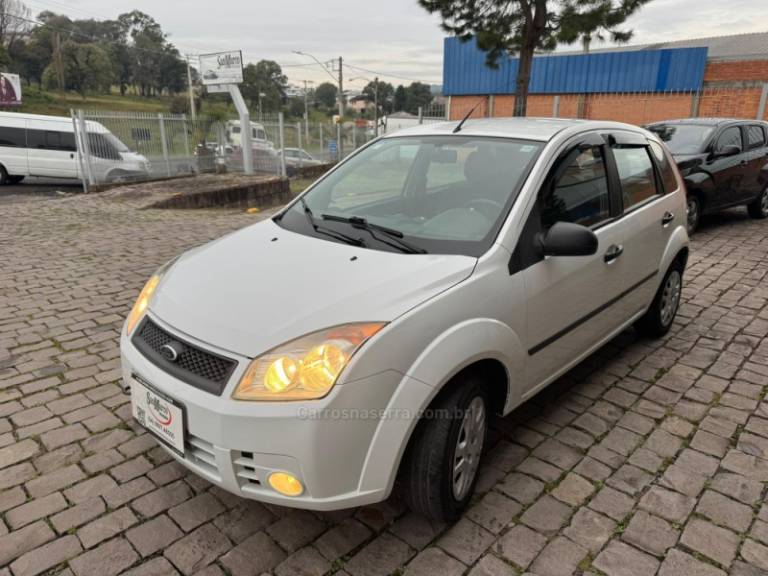 FORD - FIESTA - 2008/2009 - Branca - R$ 23.000,00