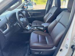 TOYOTA - HILUX SW4 - 2018/2019 - Branca - R$ 247.000,00