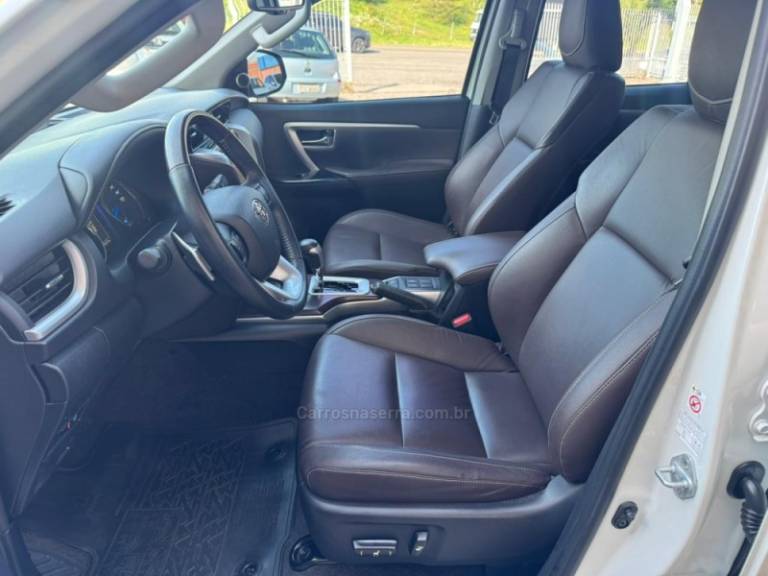 TOYOTA - HILUX SW4 - 2018/2019 - Branca - R$ 247.000,00