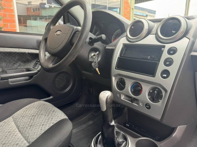FORD - FIESTA - 2011/2012 - Vermelha - R$ 33.000,00