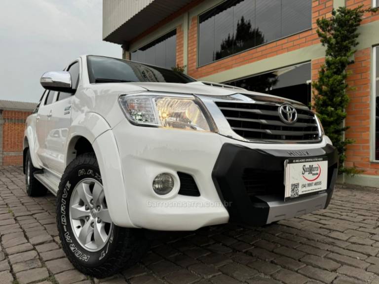 TOYOTA - HILUX - 2013/2013 - Branca - R$ 132.000,00