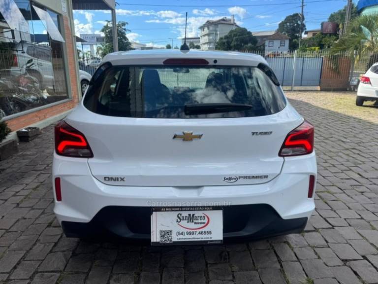 CHEVROLET - ONIX - 2024/2025 - Branca - R$ 103.000,00