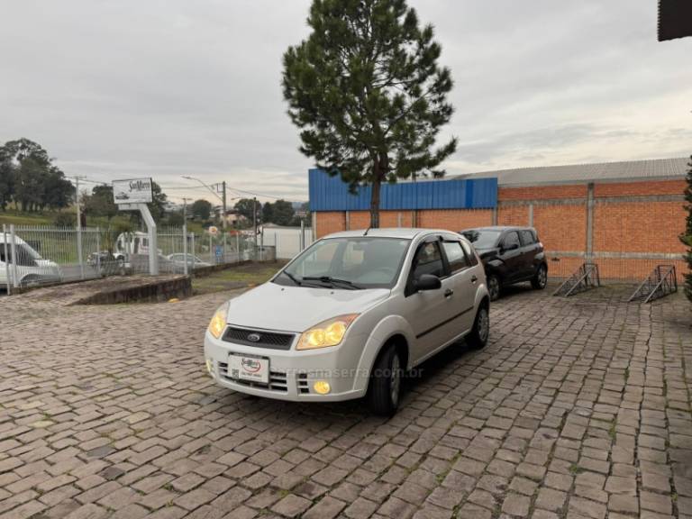 FORD - FIESTA - 2008/2009 - Branca - R$ 23.000,00