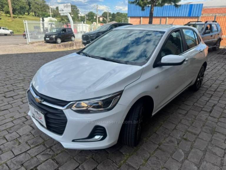 CHEVROLET - ONIX - 2024/2025 - Branca - R$ 103.000,00