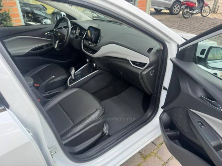 CHEVROLET - ONIX - 2024/2025 - Branca - R$ 103.000,00