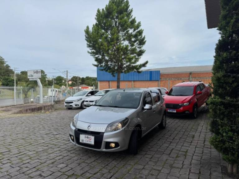 RENAULT - SANDERO - 2013/2014 - Prata - R$ 34.000,00