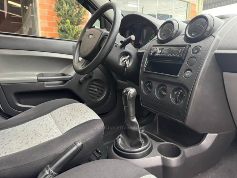 FORD - FIESTA - 2008/2009 - Branca - R$ 23.000,00