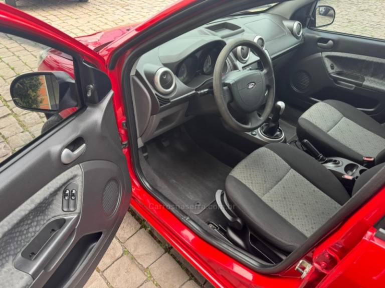 FORD - FIESTA - 2011/2012 - Vermelha - R$ 33.000,00
