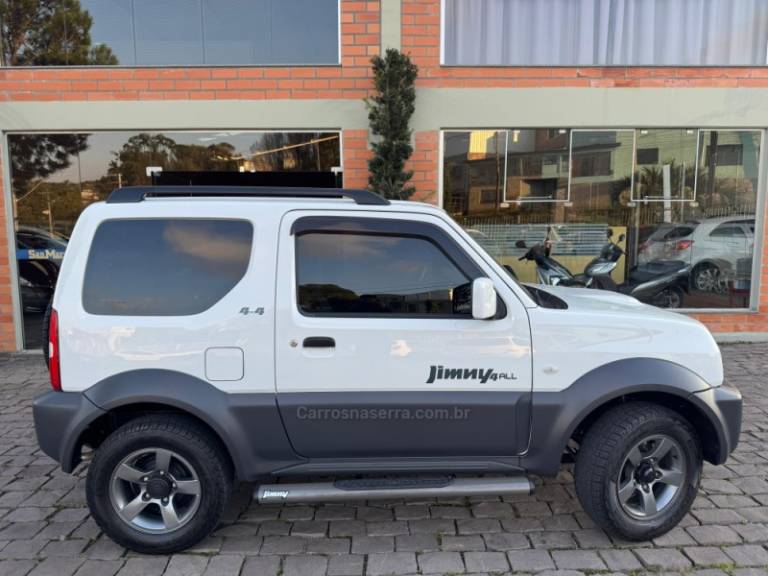 SUZUKI - JIMNY - 2021/2022 - Branca - R$ 103.000,00
