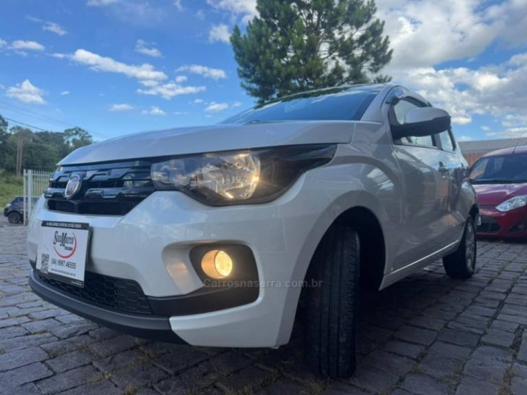 FIAT - MOBI - 2017/2018 - Branca - R$ 46.000,00