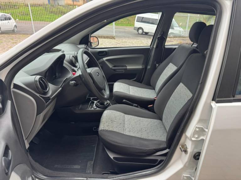 FORD - FIESTA - 2008/2009 - Branca - R$ 23.000,00