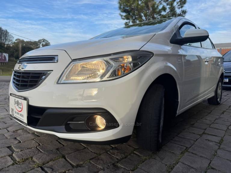 CHEVROLET - ONIX - 2013/2013 - Branca - R$ 41.000,00