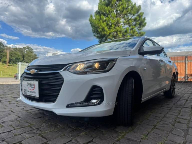 CHEVROLET - ONIX - 2024/2025 - Branca - R$ 103.000,00