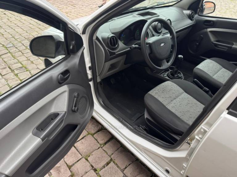 FORD - FIESTA - 2008/2009 - Branca - R$ 23.000,00
