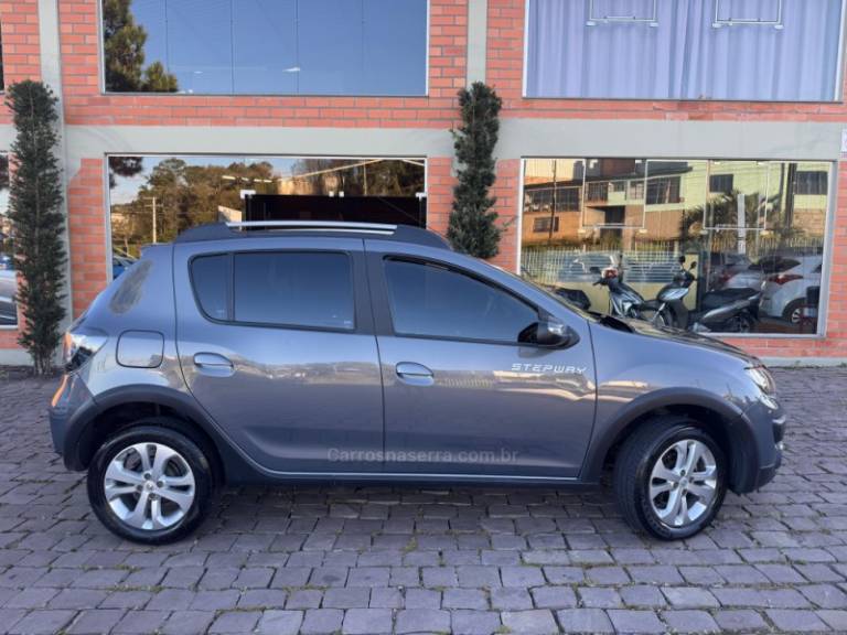RENAULT - SANDERO - 2018/2019 - Cinza - R$ 59.000,00