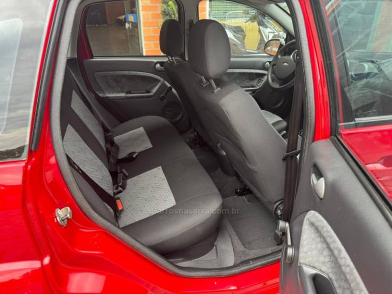 FORD - FIESTA - 2011/2012 - Vermelha - R$ 33.000,00
