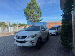 TOYOTA - HILUX SW4 - 2018/2019 - Branca - R$ 247.000,00