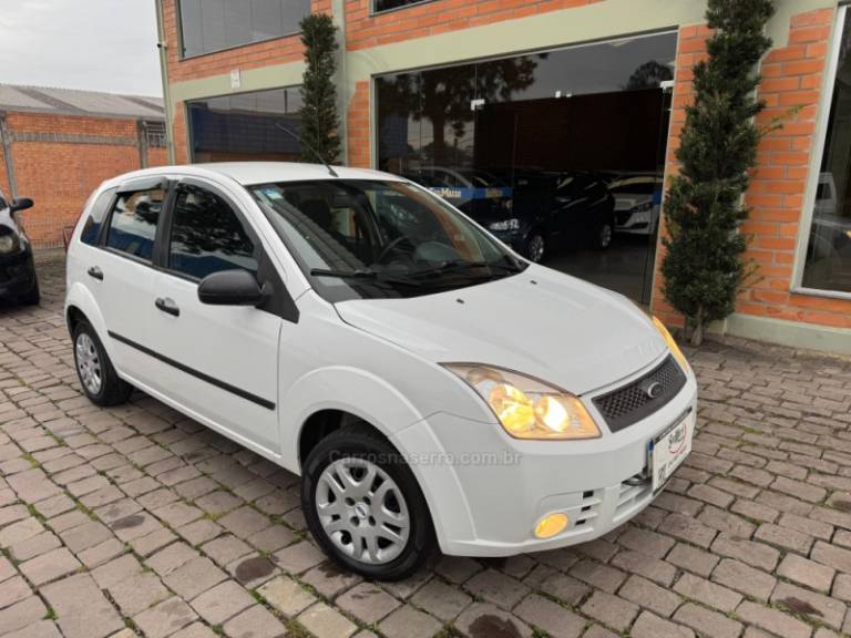 FORD - FIESTA - 2008/2009 - Branca - R$ 23.000,00