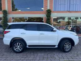 TOYOTA - HILUX SW4 - 2018/2019 - Branca - R$ 247.000,00