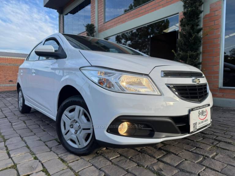 CHEVROLET - ONIX - 2013/2013 - Branca - R$ 41.000,00