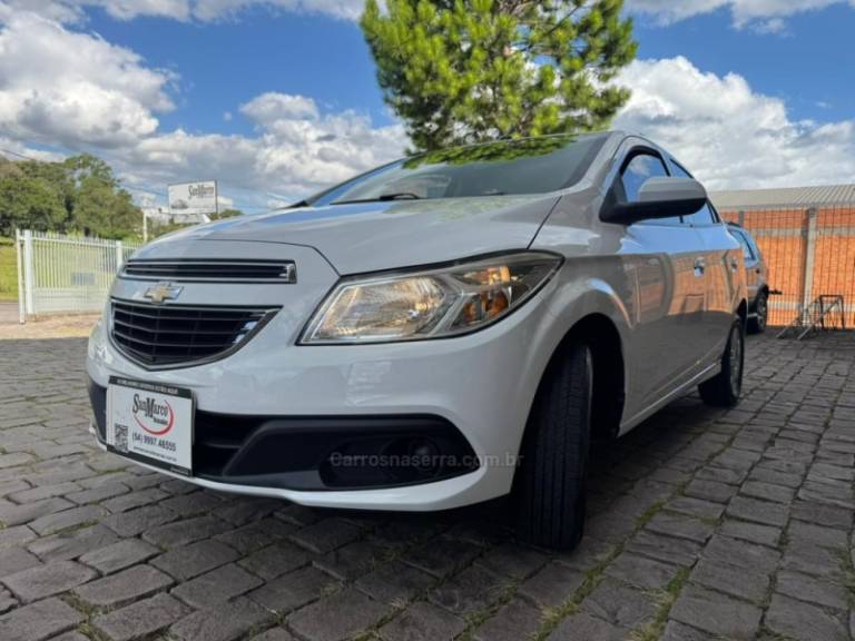 CHEVROLET - ONIX - 2013/2013 - Branca - R$ 40.000,00
