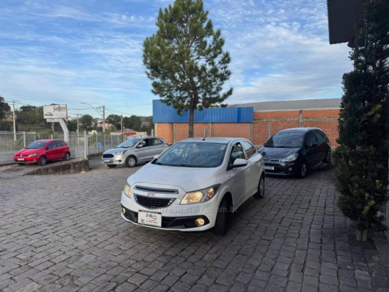 CHEVROLET - ONIX - 2013/2013 - Branca - R$ 41.000,00