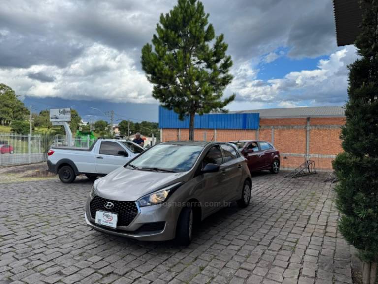 HYUNDAI - HB20 - 2018/2019 - Prata - R$ 54.000,00