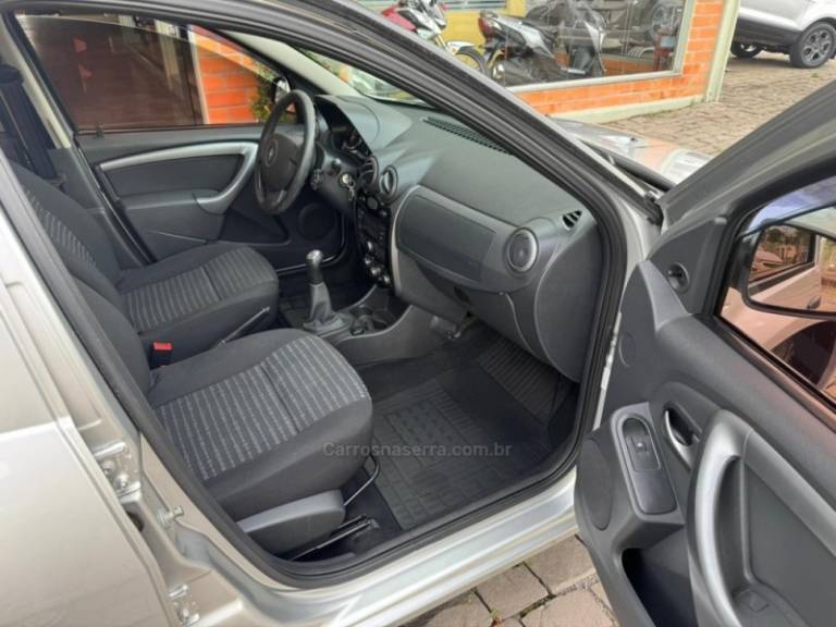 RENAULT - SANDERO - 2013/2014 - Prata - R$ 34.000,00