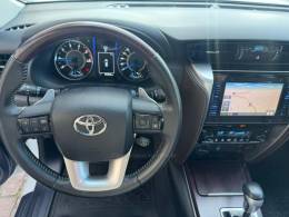 TOYOTA - HILUX SW4 - 2018/2019 - Branca - R$ 247.000,00