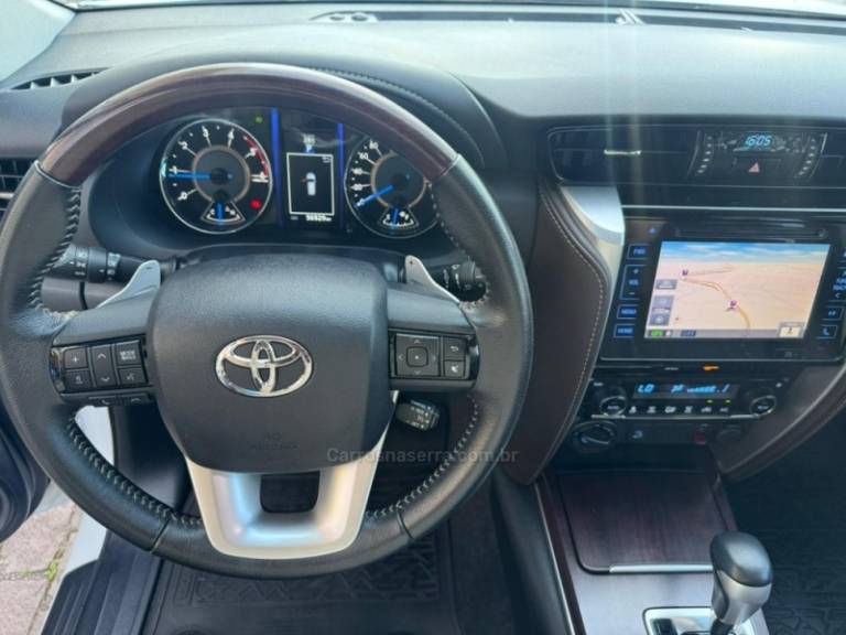 TOYOTA - HILUX SW4 - 2018/2019 - Branca - R$ 247.000,00