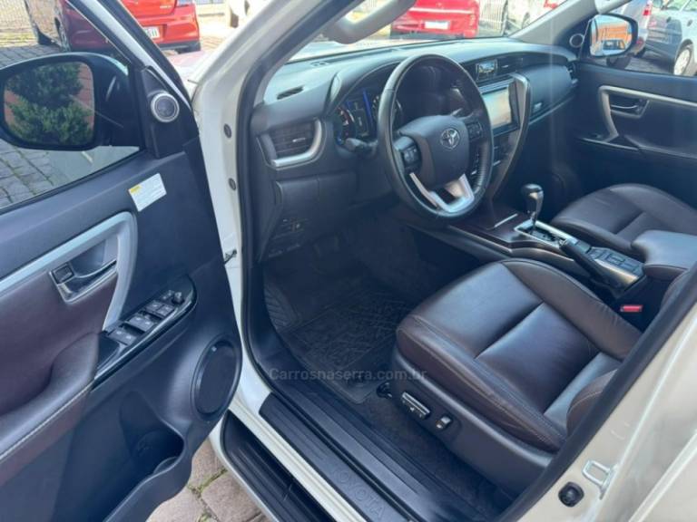 TOYOTA - HILUX SW4 - 2018/2019 - Branca - R$ 247.000,00