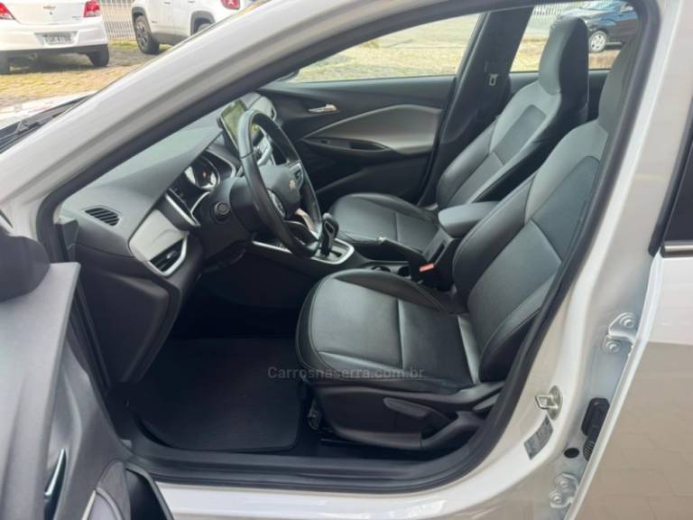 CHEVROLET - ONIX - 2024/2025 - Branca - R$ 103.000,00