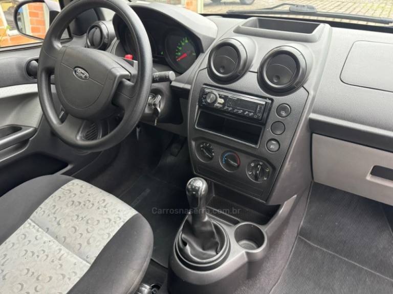 FORD - FIESTA - 2008/2009 - Branca - R$ 23.000,00