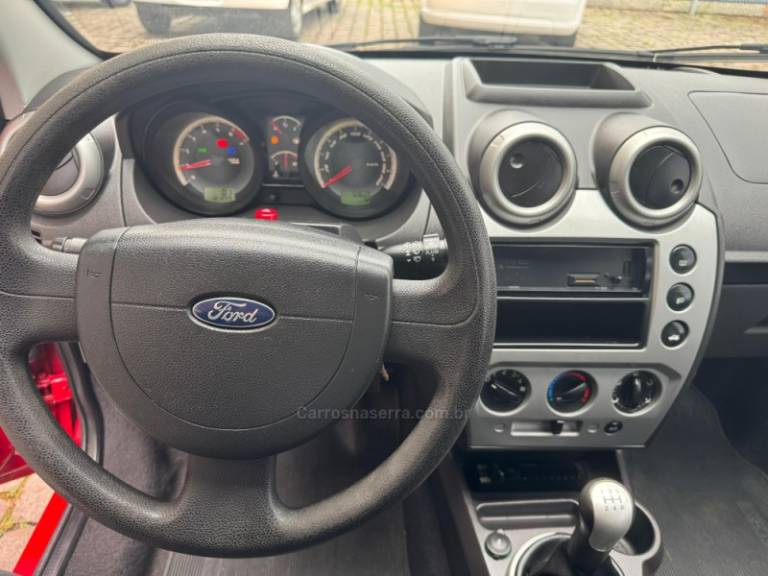 FORD - FIESTA - 2011/2012 - Vermelha - R$ 33.000,00