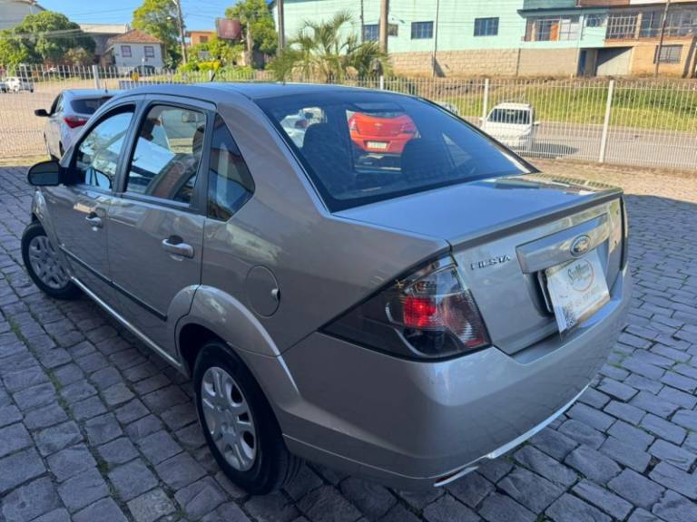 FORD - FIESTA - 2013/2014 - Prata - R$ 38.000,00