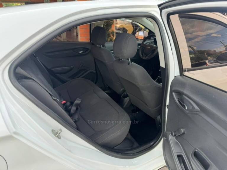 CHEVROLET - ONIX - 2013/2013 - Branca - R$ 40.000,00