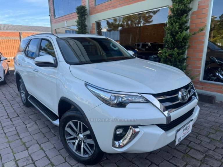 TOYOTA - HILUX SW4 - 2018/2019 - Branca - R$ 247.000,00