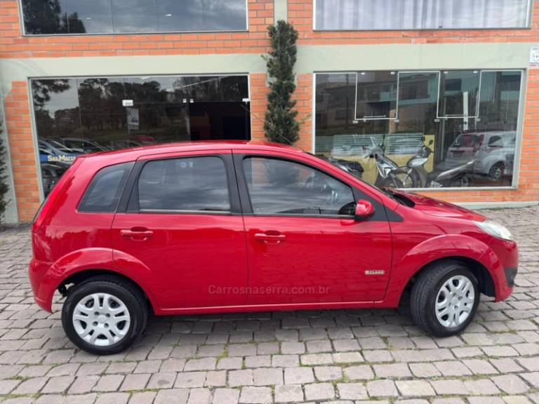 FORD - FIESTA - 2011/2012 - Vermelha - R$ 33.000,00