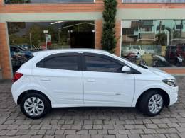 CHEVROLET - ONIX - 2017/2018 - Branca - R$ 60.000,00