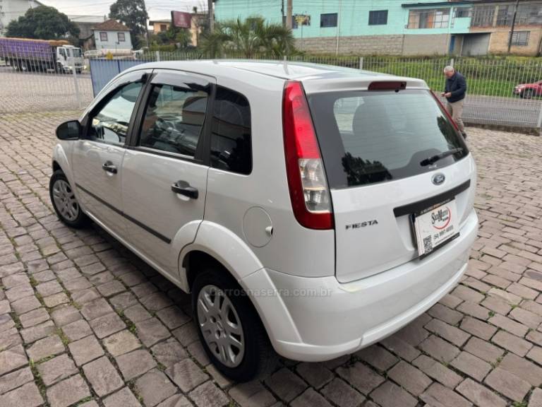 FORD - FIESTA - 2008/2009 - Branca - R$ 23.000,00