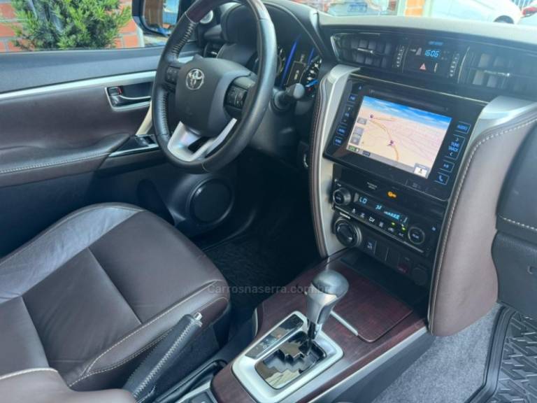 TOYOTA - HILUX SW4 - 2018/2019 - Branca - R$ 247.000,00